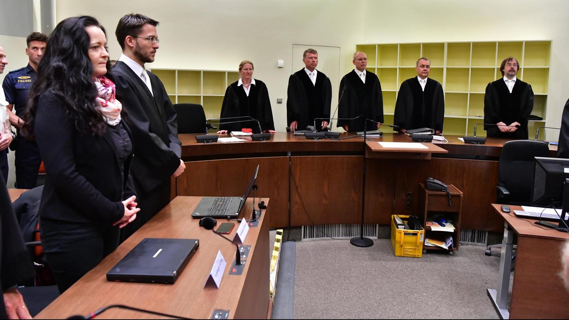 Beate Zschäpe und ihr Anwalt stehen vor den Richtern