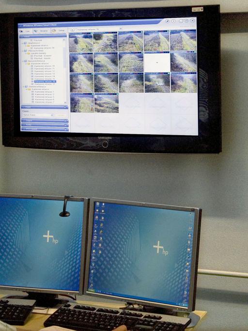Ein Beamter überwacht in der Polizeizentrale Sobrance in der Slowakei sämtliche Grenzabschnitte zur Ukraine Tag und Nacht an Bildschirmen (Foto vom 16.11.2007). Die Sensoren der verwendeten Kameras können Nachts zwischen Menschen und Tieren unterscheiden.