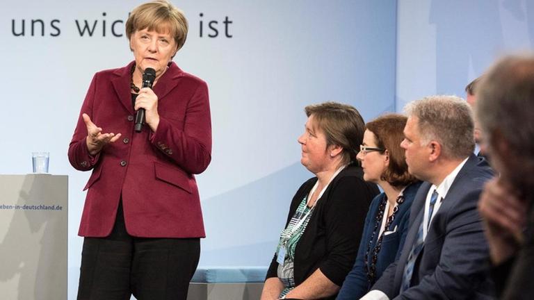 Bundeskanzlerin Angela Merkel spricht am 26.10.2015 in Nürnberg (Bayern) während der Diskussionsrunde mit eingeladenen Teilnehmern des Bürgerdialogs "Gut leben in Deutschland" in Nürnberg.