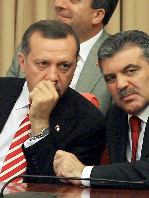 Der türkische Ministerpräsident Recep Tayyip Erdogan (links) und Staatspräsident Abdullah Gül während einer Sitzung im türkischen Parlament.