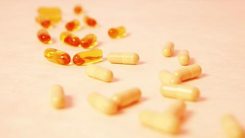 Zu sehen sind organge Kapseln. Sie enthalten Selen, Vitamin A, C und E.