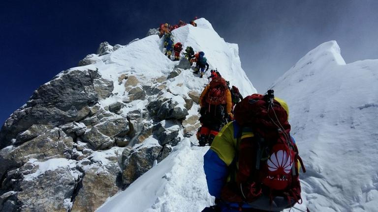 Bergsteiger stauen sich am Gipfel des Mount Everest.