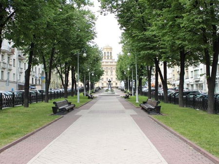 Minsk Park mit Blick auf die Staatssicherheit