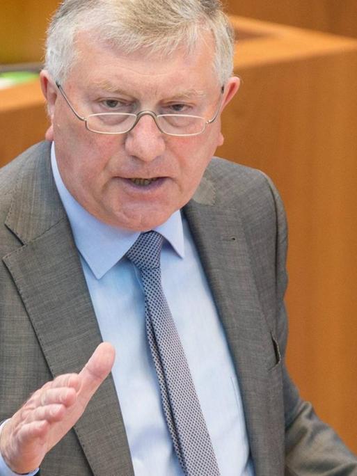 Der nordrhein-westfälische AfD-Politiker Helmut Seifen spricht im Landtag in Düsseldorf