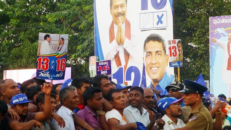 Menschen auf einer Kundgebung für Ex-Präsident Mahinda Rajapaksa.