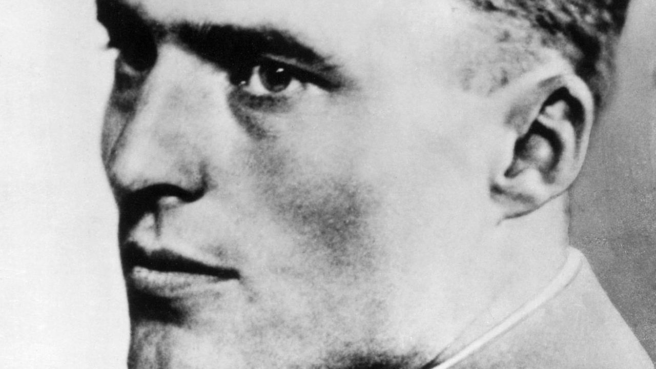 Claus Philipp Maria Schenk Graf von Stauffenberg in einer Porträtaufnahme