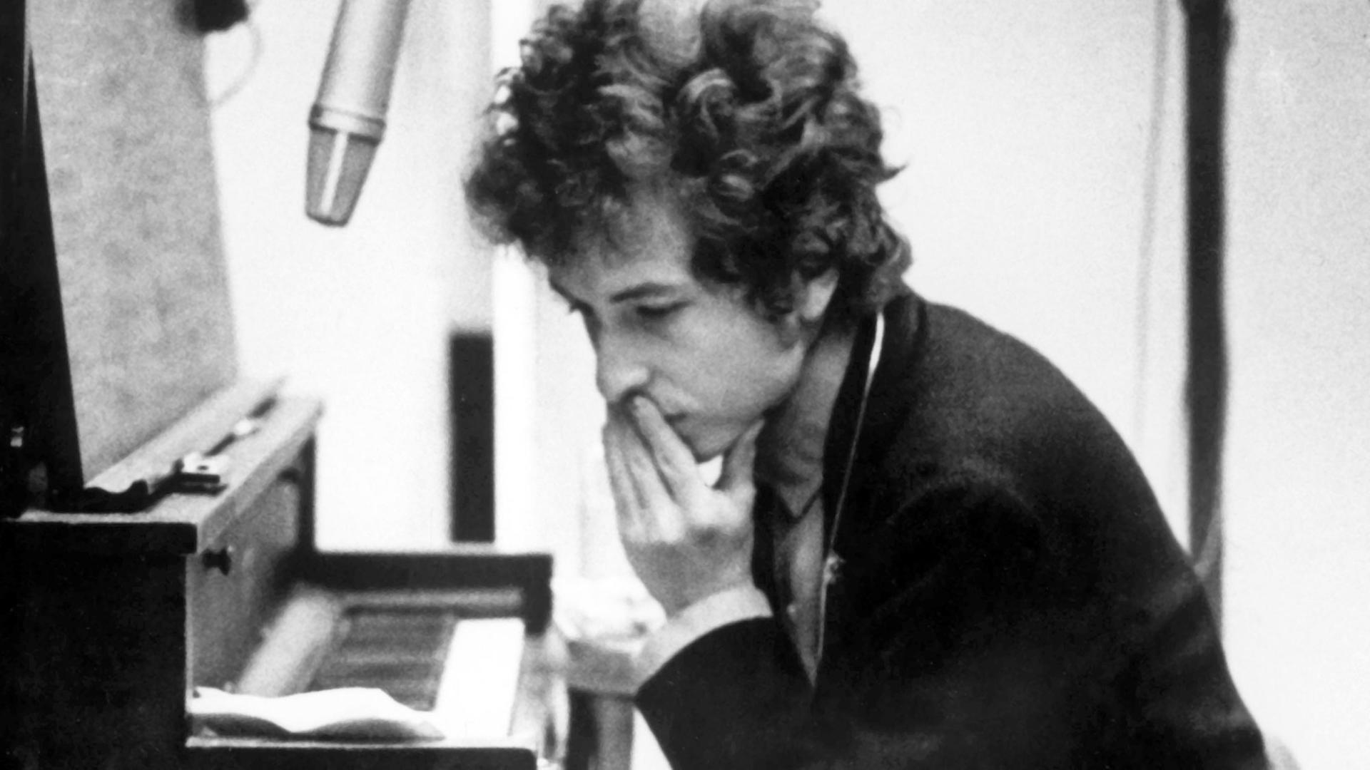 Der US-amerikanische Folk- und Rockmusiker und Lyriker Bob Dylan während einer Studiosession in New York im Jahr 1966