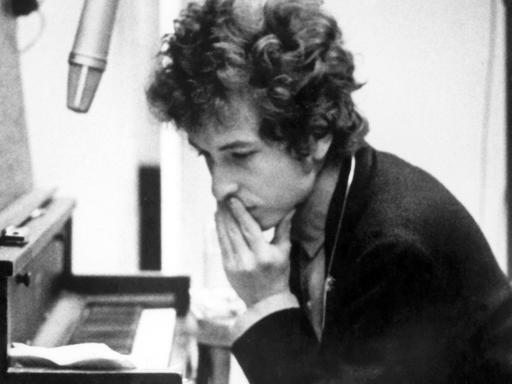 Der US-amerikanische Folk- und Rockmusiker und Lyriker Bob Dylan während einer Studiosession in New York im Jahr 1966