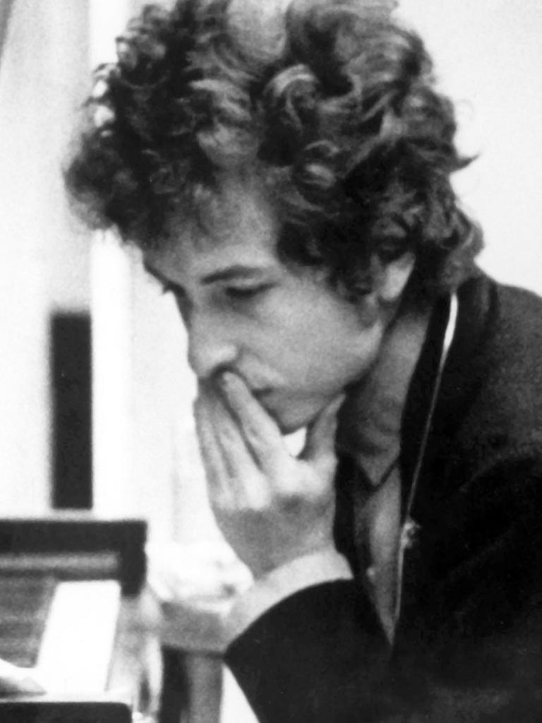 Der US-amerikanische Folk- und Rockmusiker und Lyriker Bob Dylan während einer Studiosession in New York im Jahr 1966