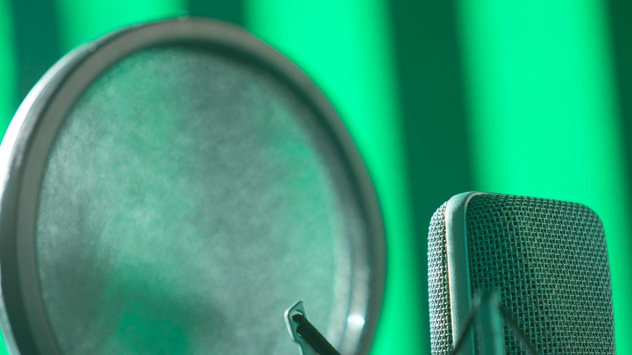 Ein Mikrofon - Bild in grünes Licht getaucht.