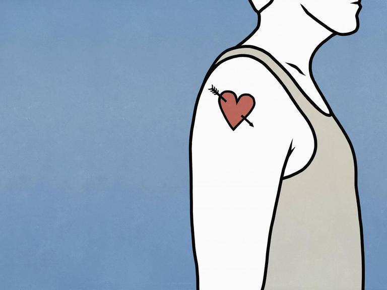 Tätowierung eines Herzens mit Pfeil auf dem Oberarm eines Mannes. (Illustration)