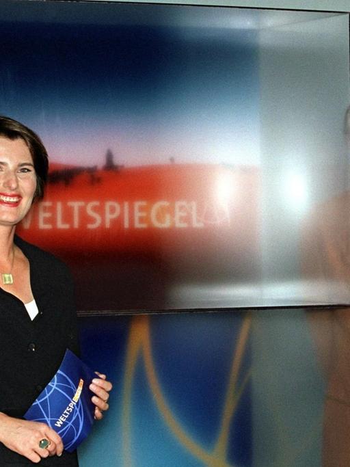 Tina Hassel, erste Moderatorin des ARD-Auslandsmagazins "Weltspiegel", mit ihren Kollegen Peter Mezger, Immo Vogel und Andreas Cichowicz, aufgenommen am 2.10.2001 in Hamburg.