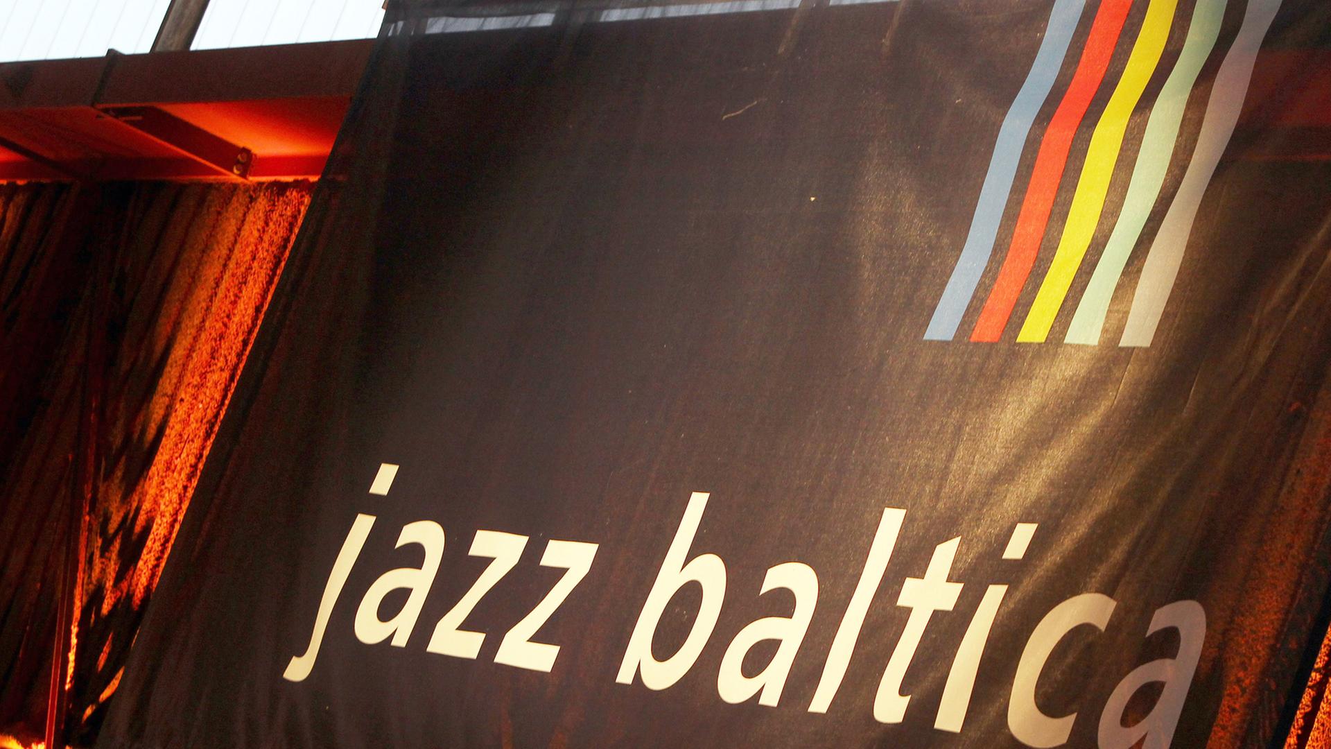 Ein Banner mit der Aufschrift "jazz baltica" hängt am Freitag (29.06.2012) in Niendorf beim Jazz Baltica Festival an einer Wand.