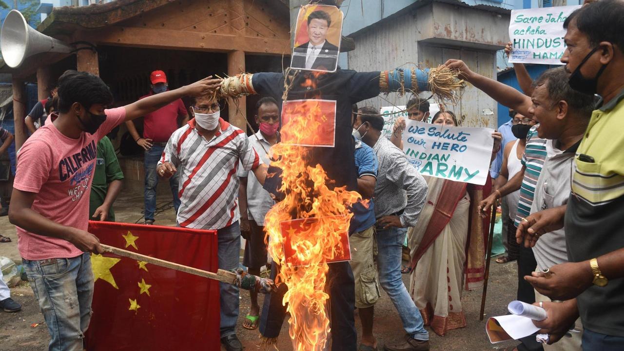 Bei Protesten in Indien verbrennen Demonstranten eine Puppe mit dem Konterfei von Chinas Präsident Xi Jinping und eine chinesische Flagge