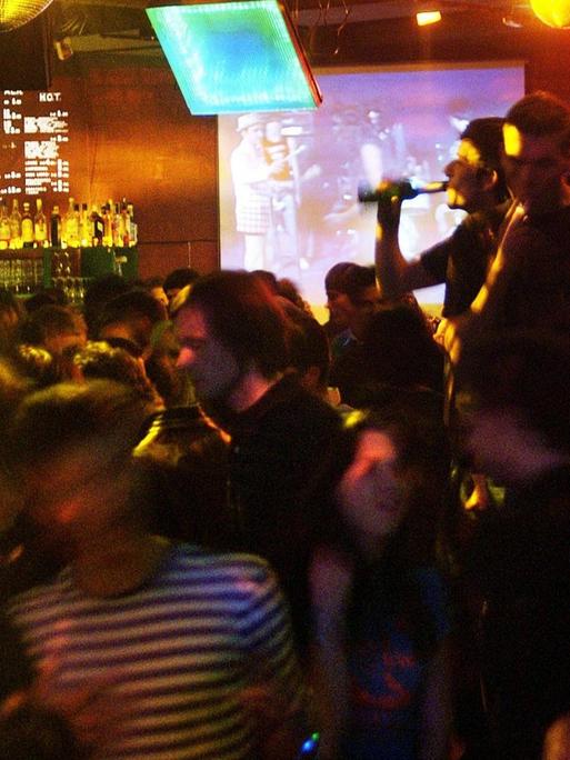 Partygänger tanzen im Berliner Magnet Club.