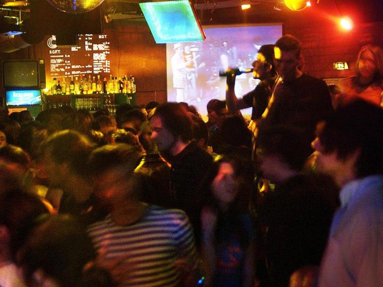 Partygänger tanzen im Berliner Magnet Club.