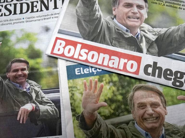 Eine Collage mehrere Zeitungen mit Bildern, die Bolsonaro in siegreicher Pose zeigen