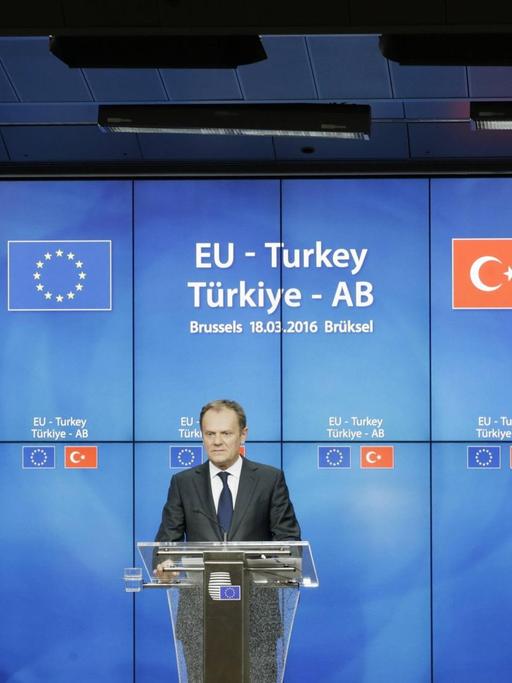 Der türkische Ministerpräsident Ahmet Davutoglu, der EU-Ratspräsident Donald Tusk und EU-Kommissionspräsident Jean-Claude Juncker präsentieren in Brüssel das gemeinsame Flüchtlingsabkommen.