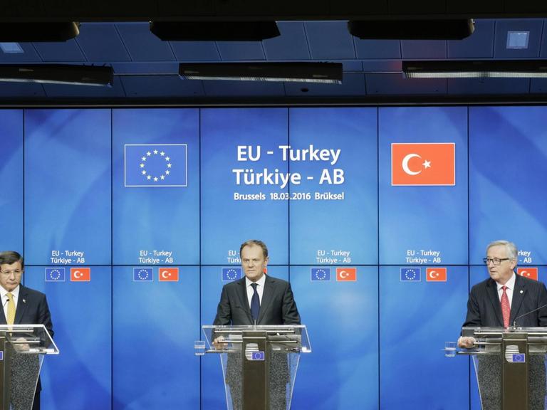 Der türkische Ministerpräsident Ahmet Davutoglu, der EU-Ratspräsident Donald Tusk und EU-Kommissionspräsident Jean-Claude Juncker präsentieren in Brüssel das gemeinsame Flüchtlingsabkommen.