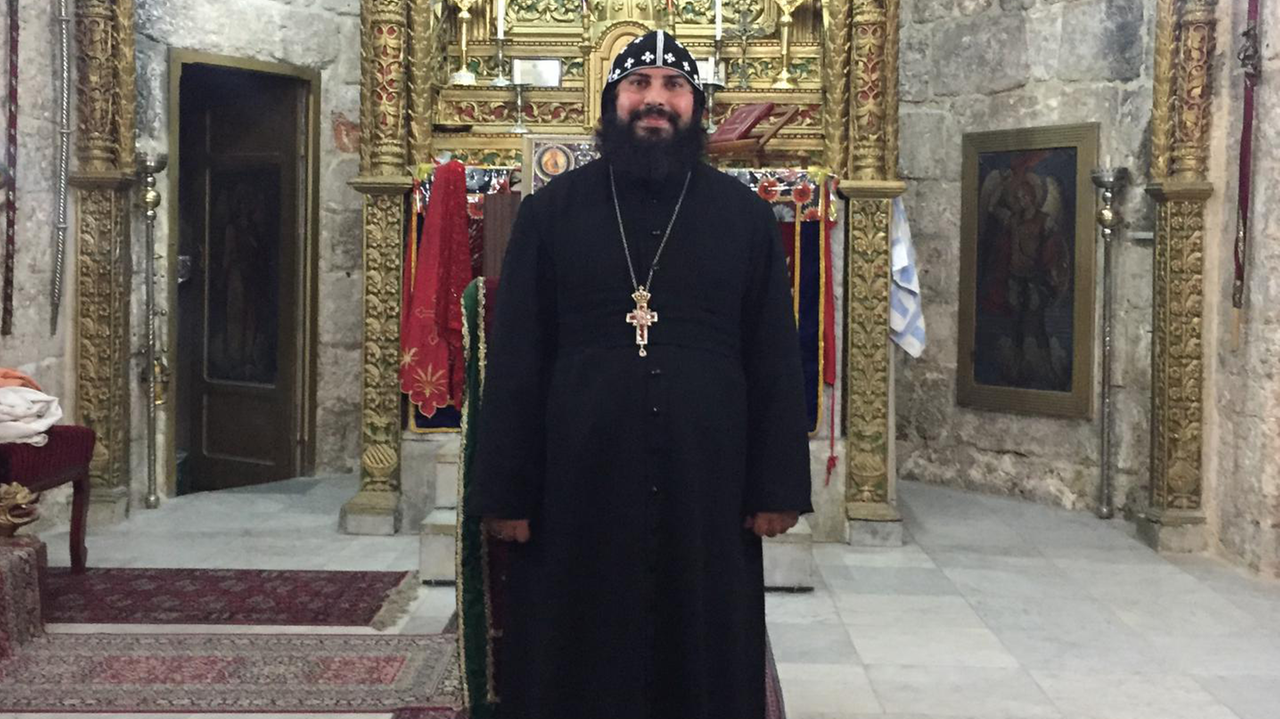 Der aramäische Mönch Dayroyo Boulos in der Kirche seines Klosters in Israel