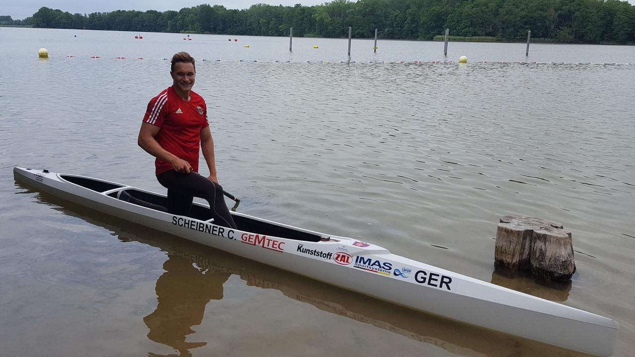 Conrad Scheibner kniet in seinem Kanu. In der Hand hält er ein Paddel.