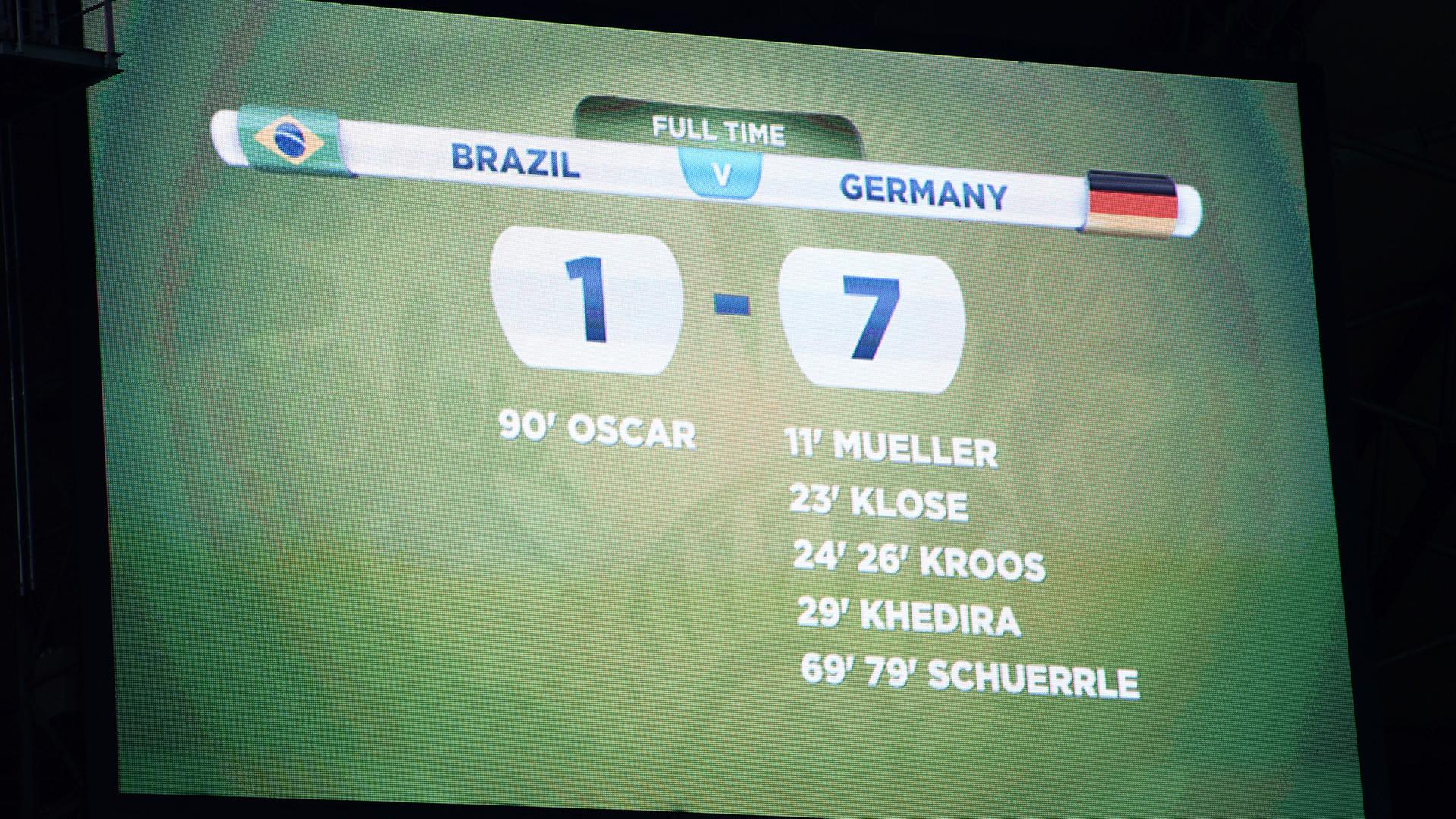 Die Anzeigetafel im WM-Stadion in Belo Horizonte zeigt das Ergebnis des Halbfinales Brasilien gegen Deutschland.