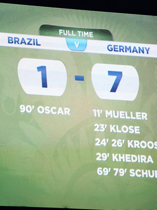 Die Anzeigetafel im WM-Stadion in Belo Horizonte zeigt das Ergebnis des Halbfinales Brasilien gegen Deutschland.
