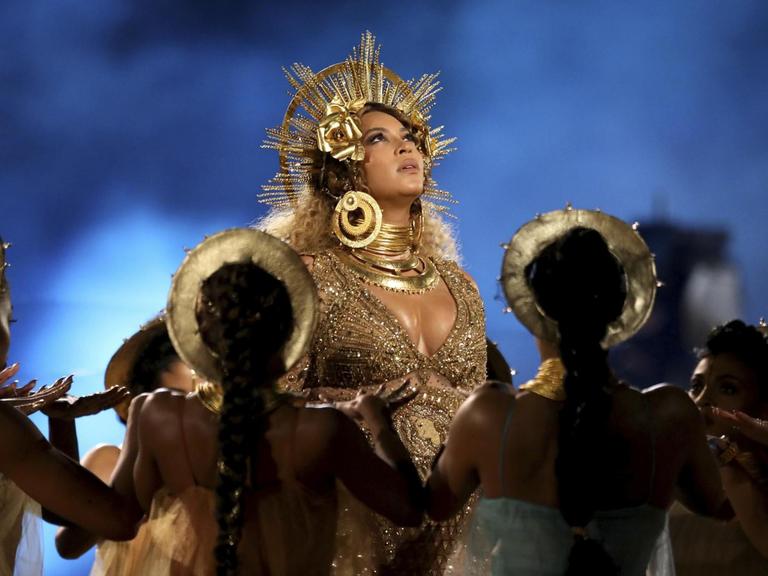 Beyoncé stilisiert sich zur Heiligenikone und ist dabei umringt von Tänzerinnen und Tänzern.