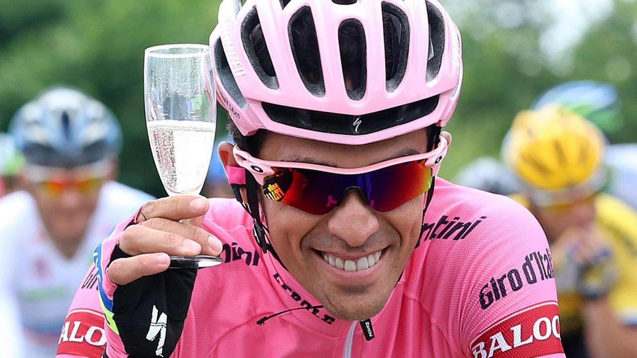 Alberto Contador auf seinem Rad, in der Hand ein Sektglas. Alberto Contador auf seinem Rad, in der Hand ein Sektglas.