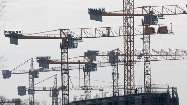 Zahlreiche Baukrähne sind in Berlin zu sehen - vor allem bezahlbare neue Wohnungen werden gebraucht.