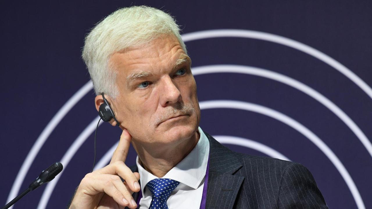 Andreas Schleicher, Bildungsdirektorat der OECD. Ein Mann mit grauen Haaren sitzt auf einem Podium und hört zu.