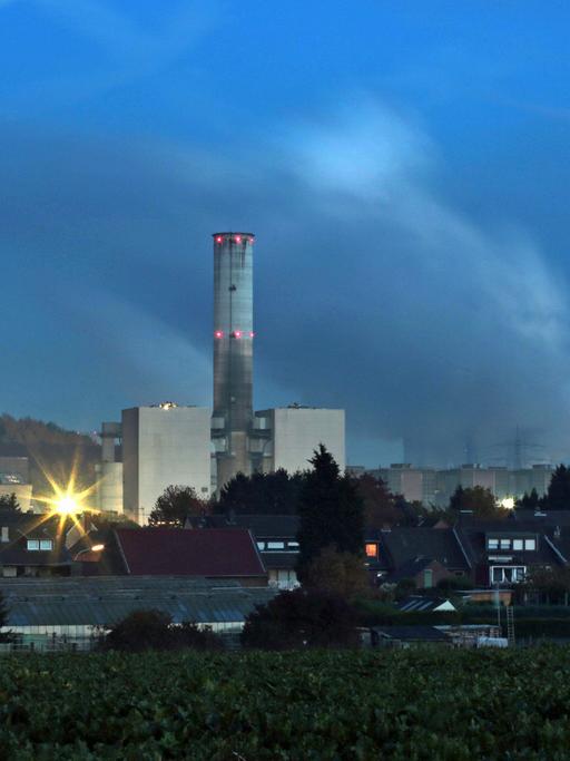 Das RWE-Braunkohlekraftwerk Frimmersdorf in der Nähe von Grevenbroich in Nordrhein-Westfalen; Aufnahme vom Oktober 2015