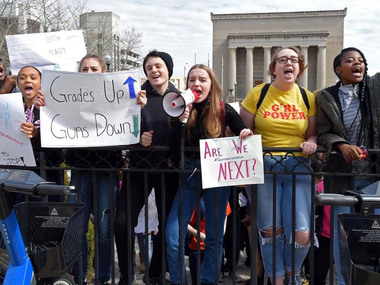 Schüler protestieren vor dem Rathaus in Baltimore gegen Waffengewalt im März 2018.