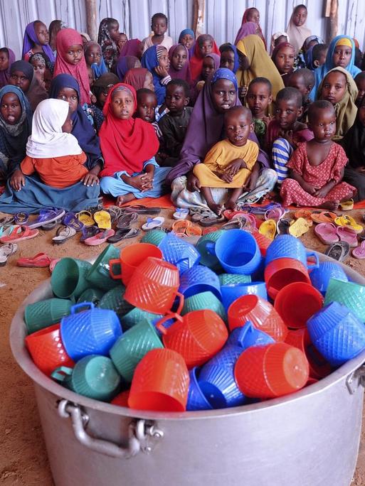 Somalische Flüchtlingskinder warten am 6. April 2017 auf die Zuteilung von Nahrungsmitteln in einem Hilfslager außerhalb von Mogadischu. Hunderte von Neuankömmlingen, überwiegend aus den von Hitze und Dürre betroffenen südlichen Landesregionen, leiden an Mangelernährung und suchen in Mogadischu nach Hilfe, wie die Vereinten Nationen in ihrem Bericht vom 17. Februar erklären.