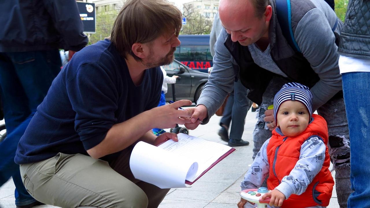 In Rumänien wird gegen viele amtierende Politiker ermittelt wegen Korruptions- oder Betrugsverdachts. Einige wurden deswegen verurteilt. Diese Initative sammelt Unterschriften für ihre Forderung "Keine Straftäter in öffentlichen Ämtern".