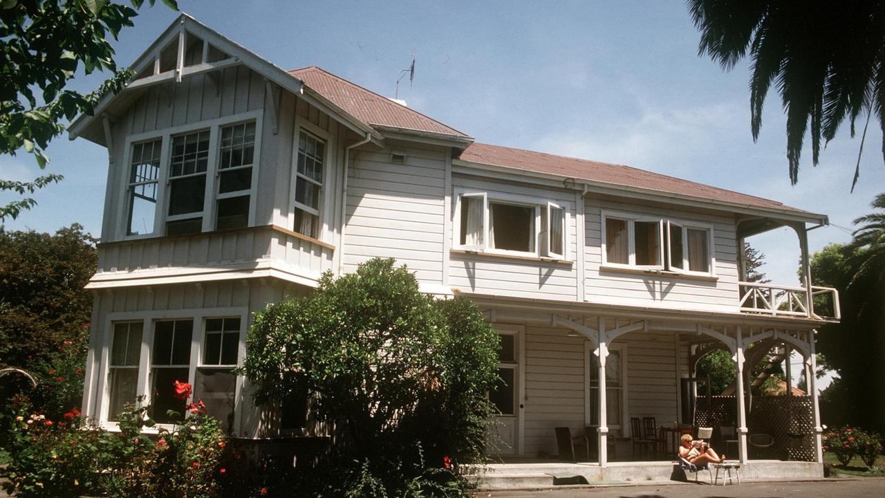 Ein typisches Wohnhaus aus Holz mit Vorderveranda, aufgenommen 1987 in Hastings auf der Nordinsel von Neuseeland. 