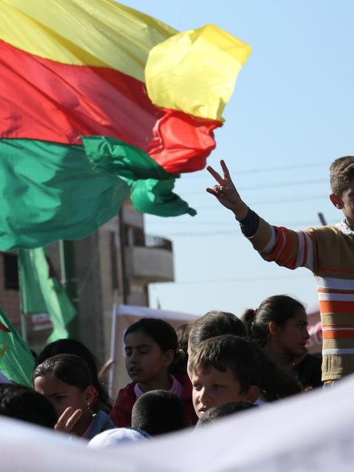 Syrische Kurden demonstrieren am 4.2.2016mit der Flagge der Partei der Demokratischen Union (PYD) in der Stadt Qamischli.