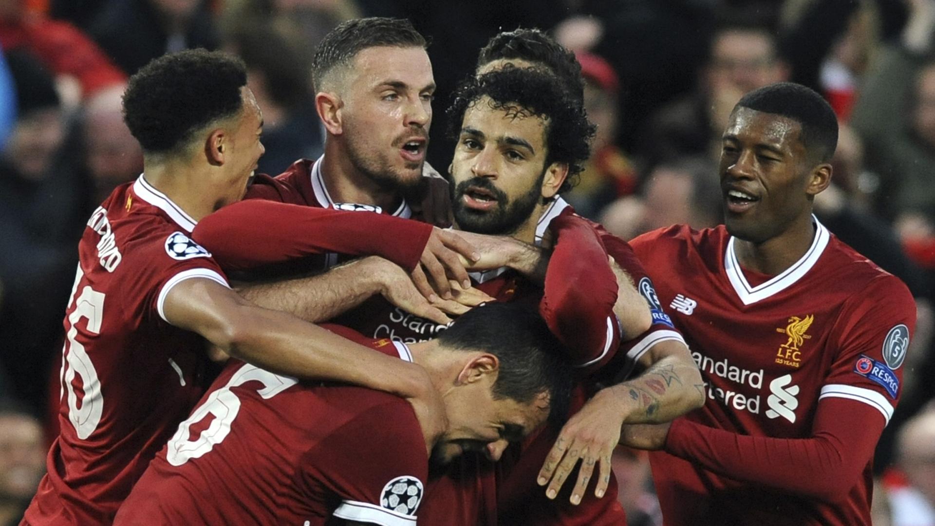 Champions League-Halbfinale: FC Liverpool - AS Rom. Mohamed Salah (M) vom FC Liverpool jubelt mit seinen Teamkollegen über seinen Treffer zum 1:0.