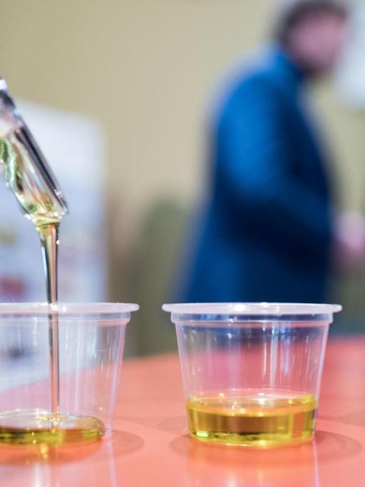 Zweimal Olivenöl, einmal Rapsöl: Durchs Fälschen lässt sich eine große Gewinnmarge erzielen.