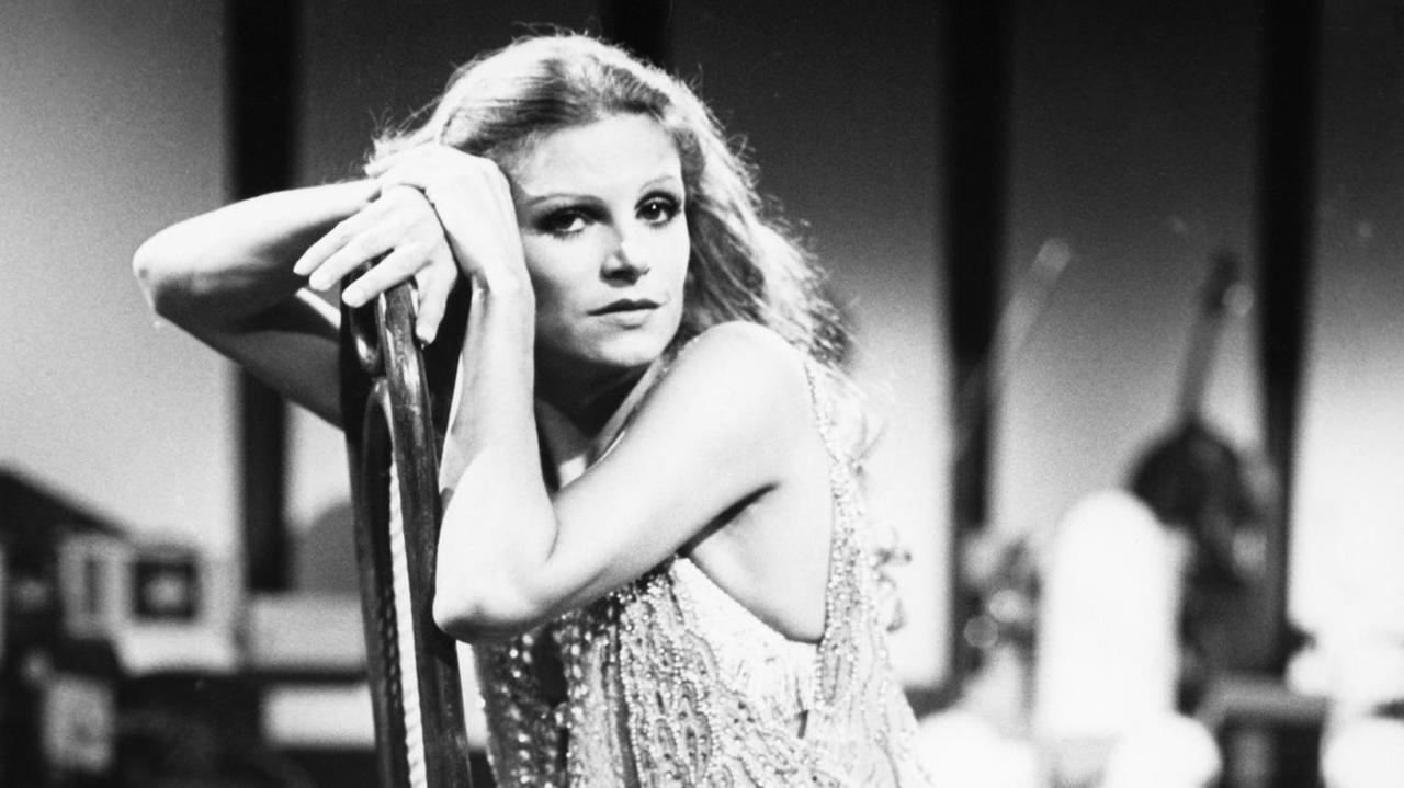 Das Bild zeigt die Sängerin Milva Ende der 80er Jahre während eines Auftritts im deutschen Fernsehen.