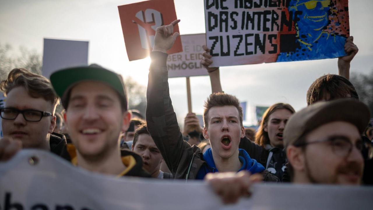 Demo-Teilnehmer gegen die Reform des Urheberrechts beim Protest gegen Art. 13 in Berlin