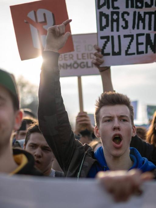 Demo-Teilnehmer gegen die Reform des Urheberrechts beim Protest gegen Art. 13 in Berlin