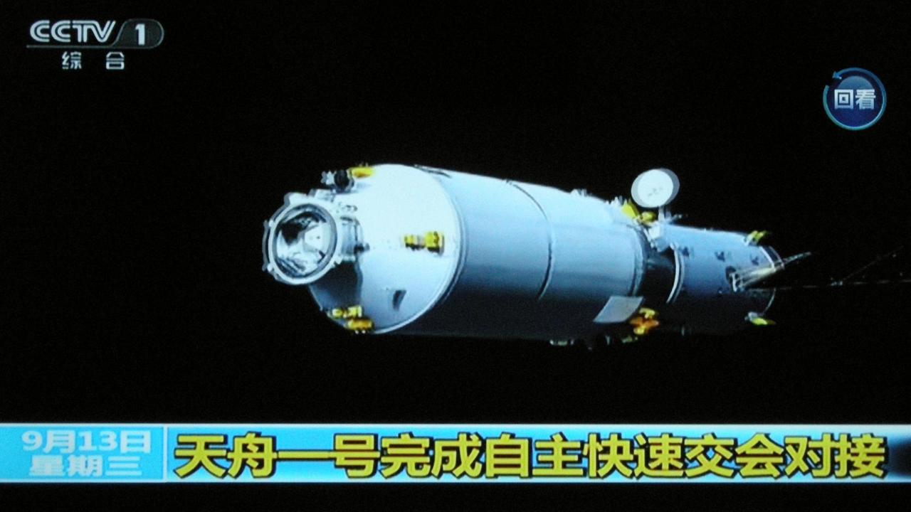 Auf diesem Bild einer Fernsehübertragung von CCTV (China Central Television) ist zu sehen, wie das erste chinesische Frachtraumschiff, Tianzhou-1, automatisch an das Raumlabor Tiangong-2 andockt.