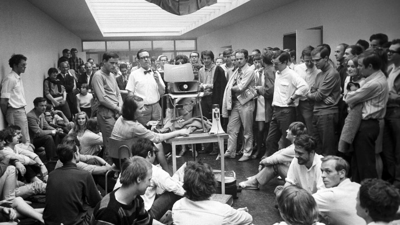 Sit-in an der Freien Universität Berlin am 28.06.1968: gegen die Zurückweisung des Satzungsentwurfs für das Otto-Suhr-Institut durch den akademischen Senat