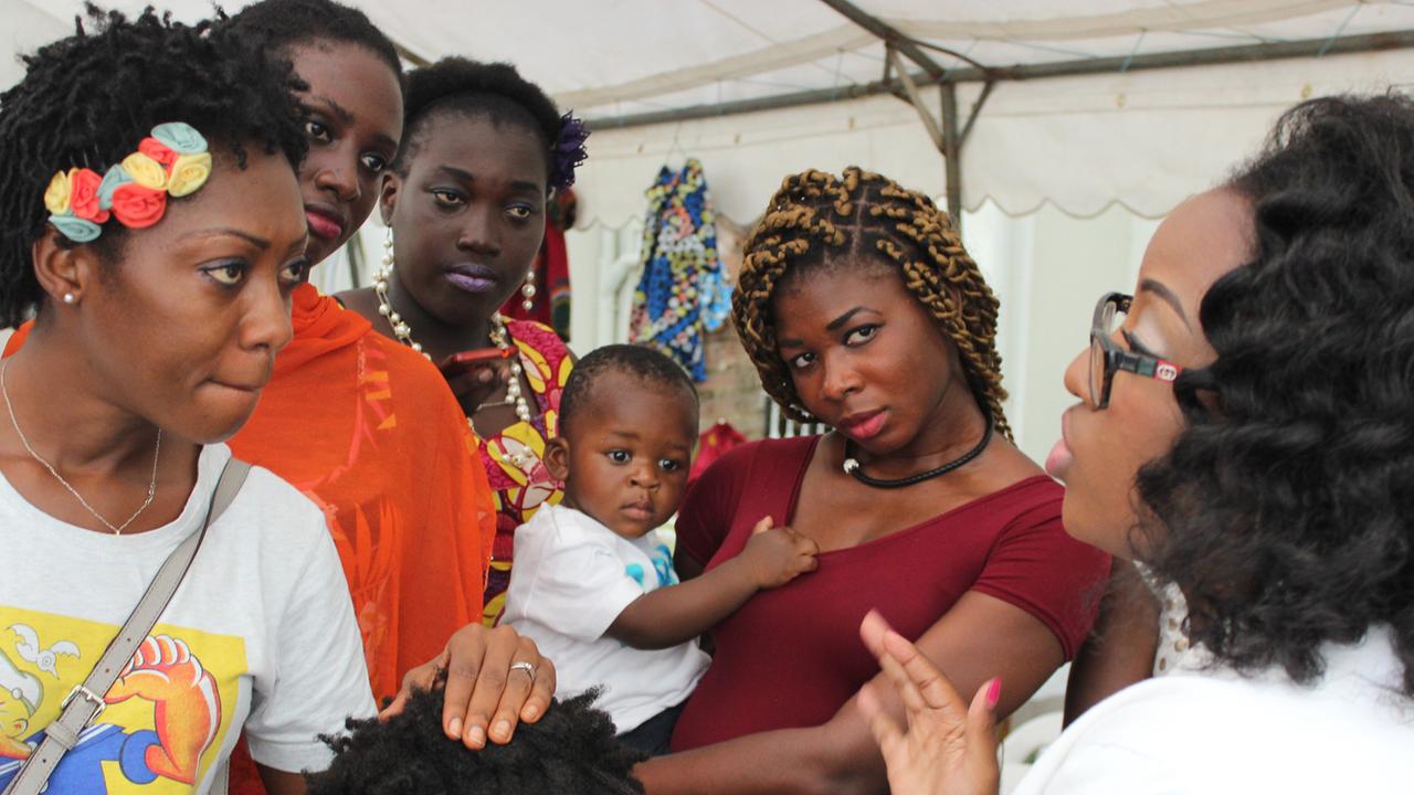 Nanou Sassou (rechts) gibt bei ihrem "Beauty Brunch" auf dem Markt von Abidjan Tipps zur Pflege von Kraushaar.