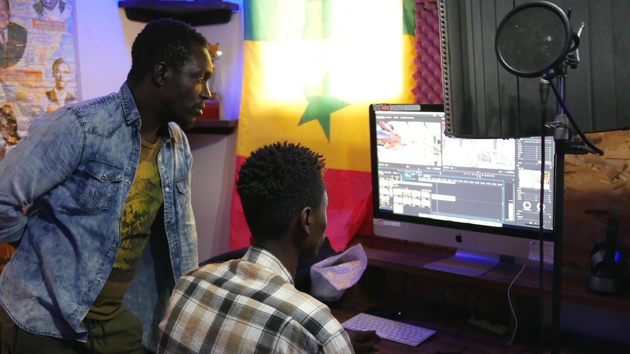 Rapper Keyti in seinem Studio des Journal Rappé. Am Computer wird gerade ein Musikvideo geschnitten.