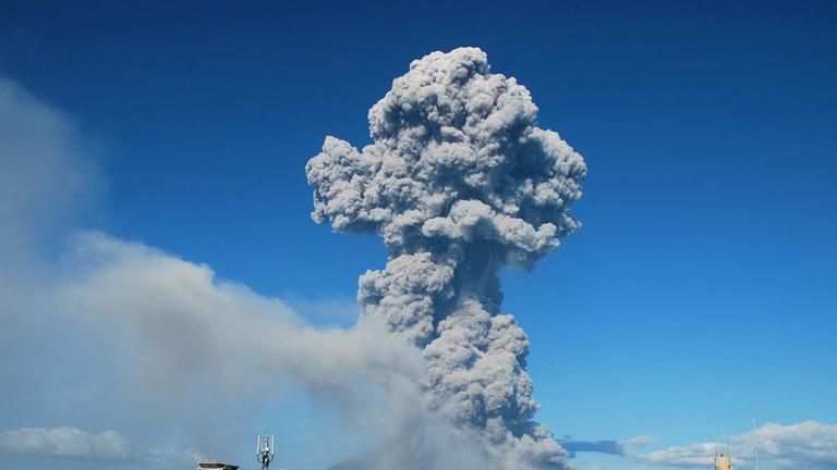 Rauchwolke über dem Vulkan Sakurajima nahe der japanischen Stadt Kagoshima nach einem Ausbruch am 18.8.2013. Der 1117 Meter hohe Vulkan spie seine Asche dabei bis in 5000 Meter Höhe.