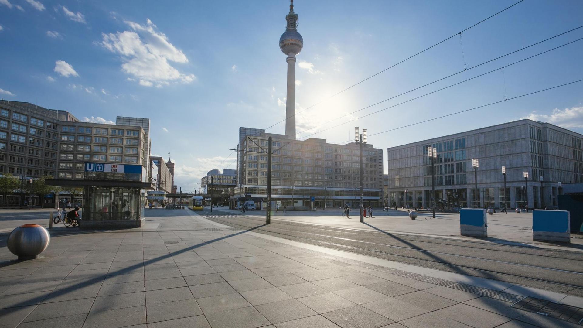 Blick auf den Berliner Alexanderplatz ohne Menschen