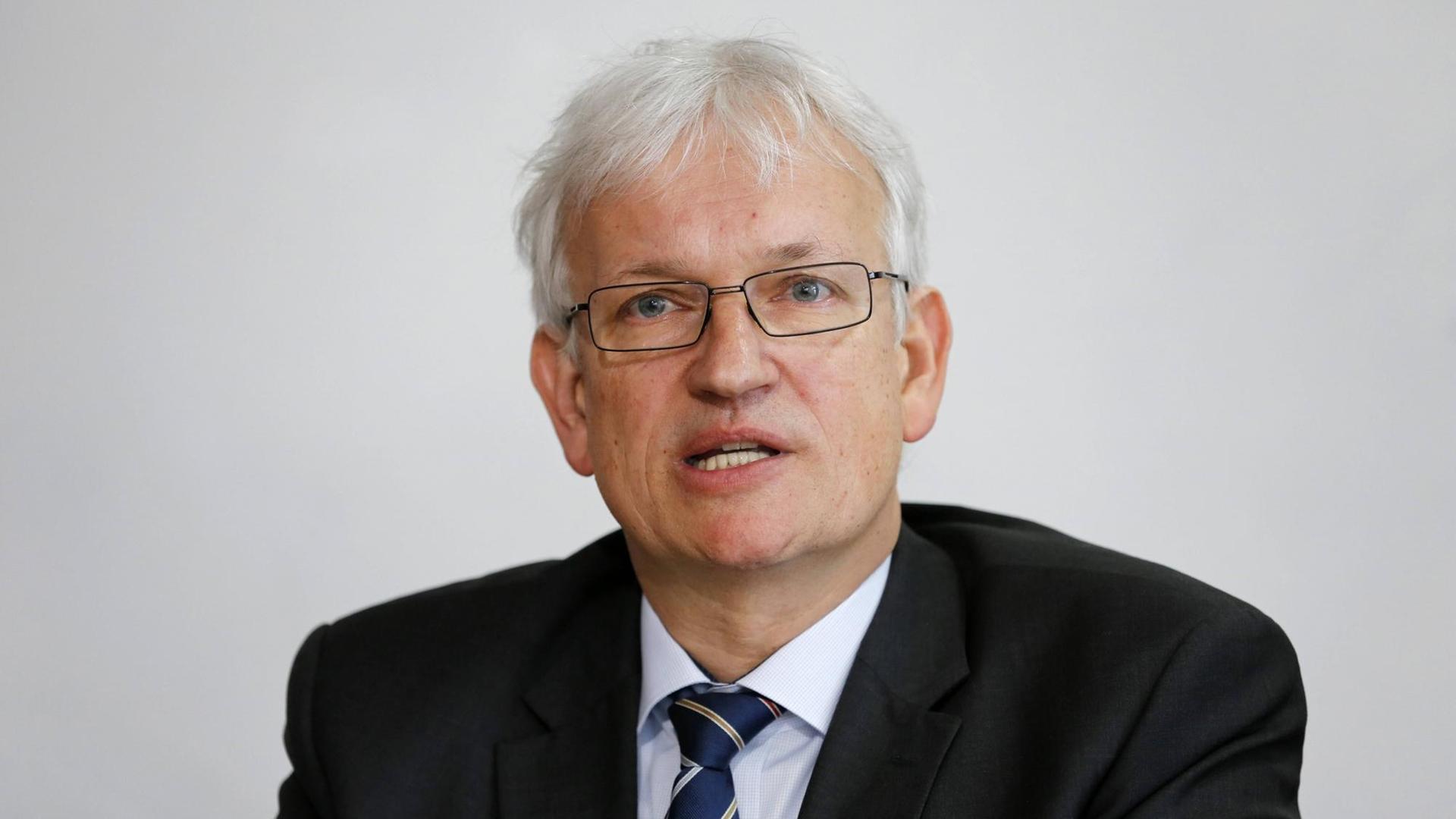 Der Bundesgeschäftsführer der Deutschen Umwelthilfe, Jürgen Resch, auf einer Pressekonferenz in Berlin.