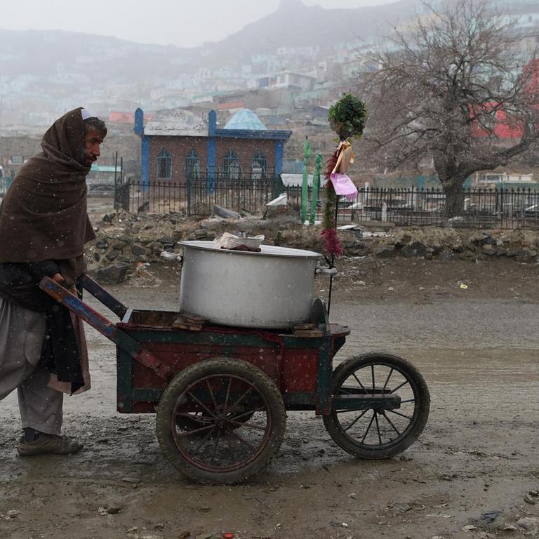 Straßenverkäufer in der Nähe von Kabul in Afghanistan
